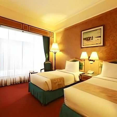 Gajahmada Graha Hotel Маланг Экстерьер фото