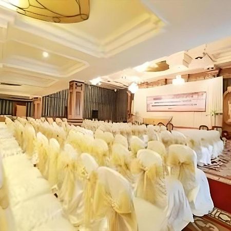 Gajahmada Graha Hotel Маланг Экстерьер фото