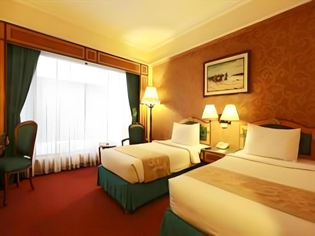 Gajahmada Graha Hotel Маланг Экстерьер фото