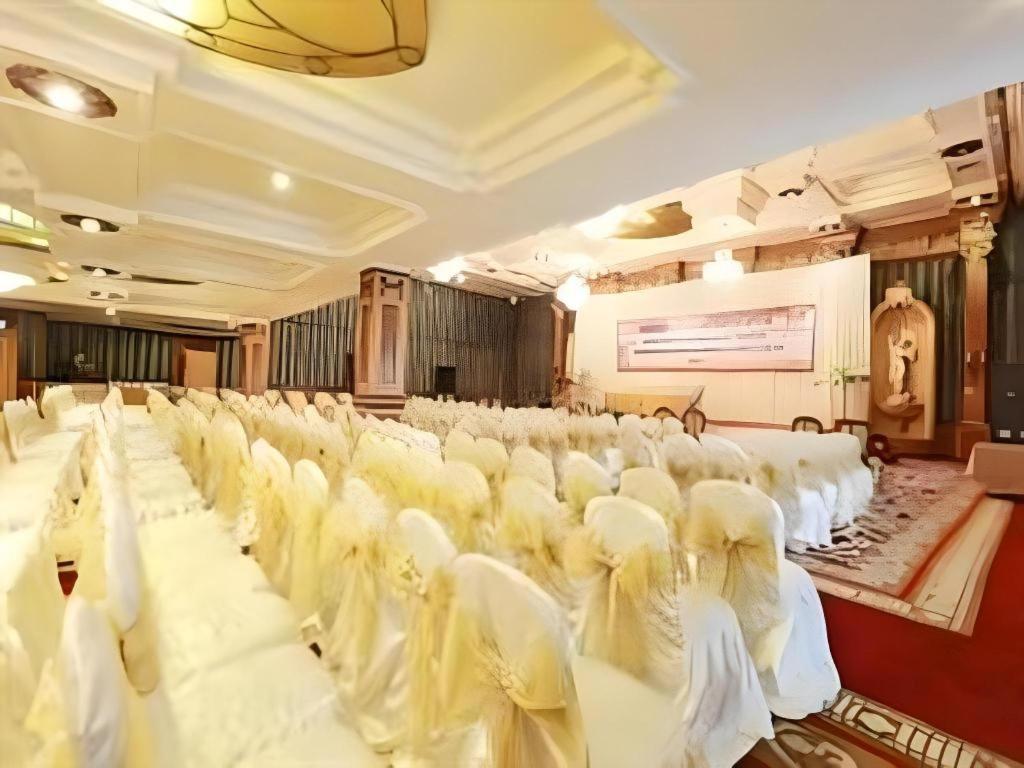 Gajahmada Graha Hotel Маланг Экстерьер фото