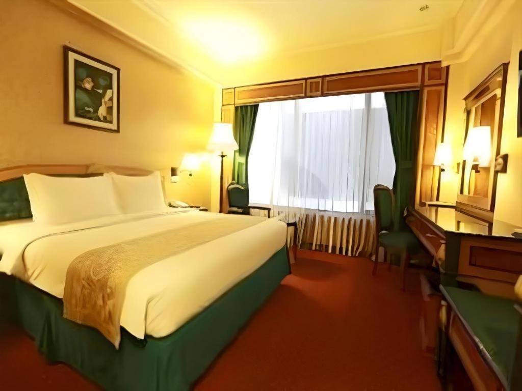 Gajahmada Graha Hotel Маланг Экстерьер фото