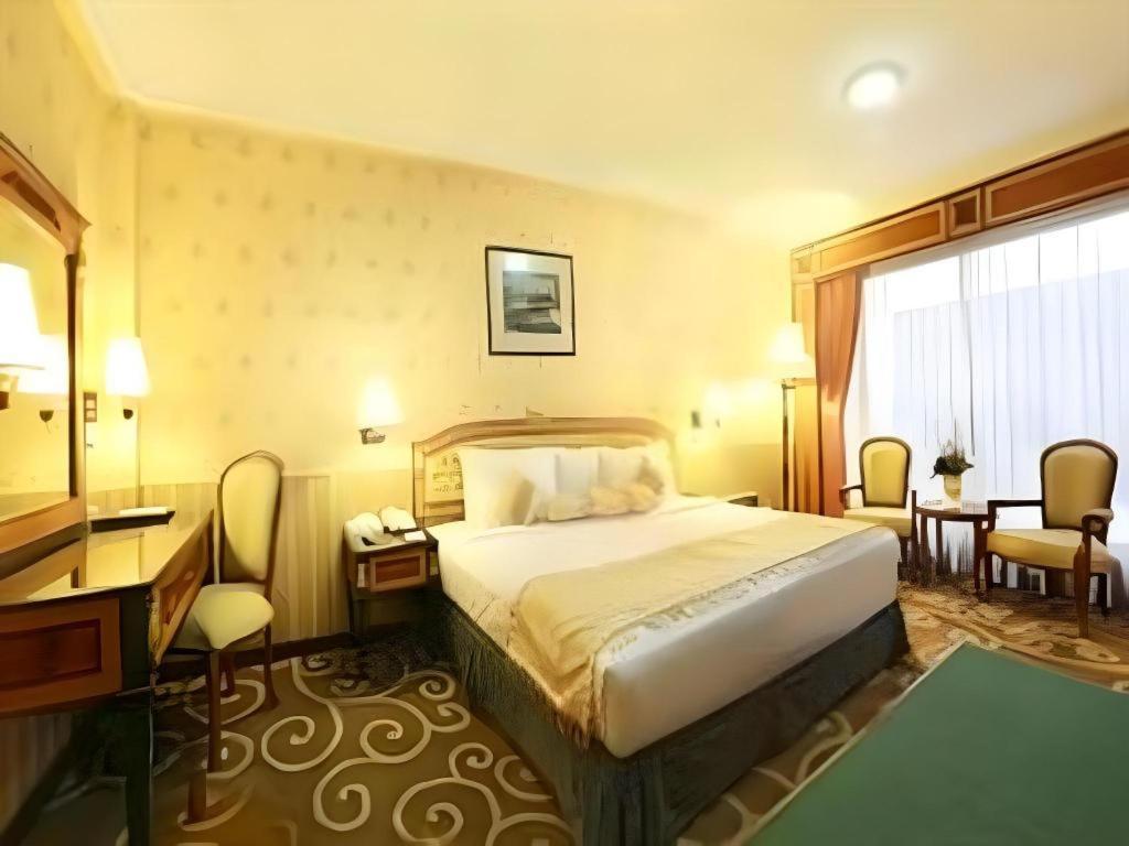 Gajahmada Graha Hotel Маланг Экстерьер фото