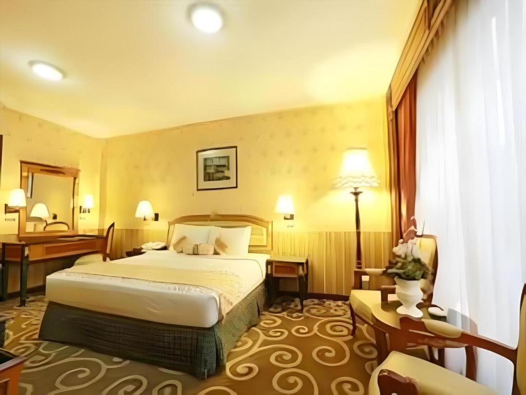 Gajahmada Graha Hotel Маланг Экстерьер фото