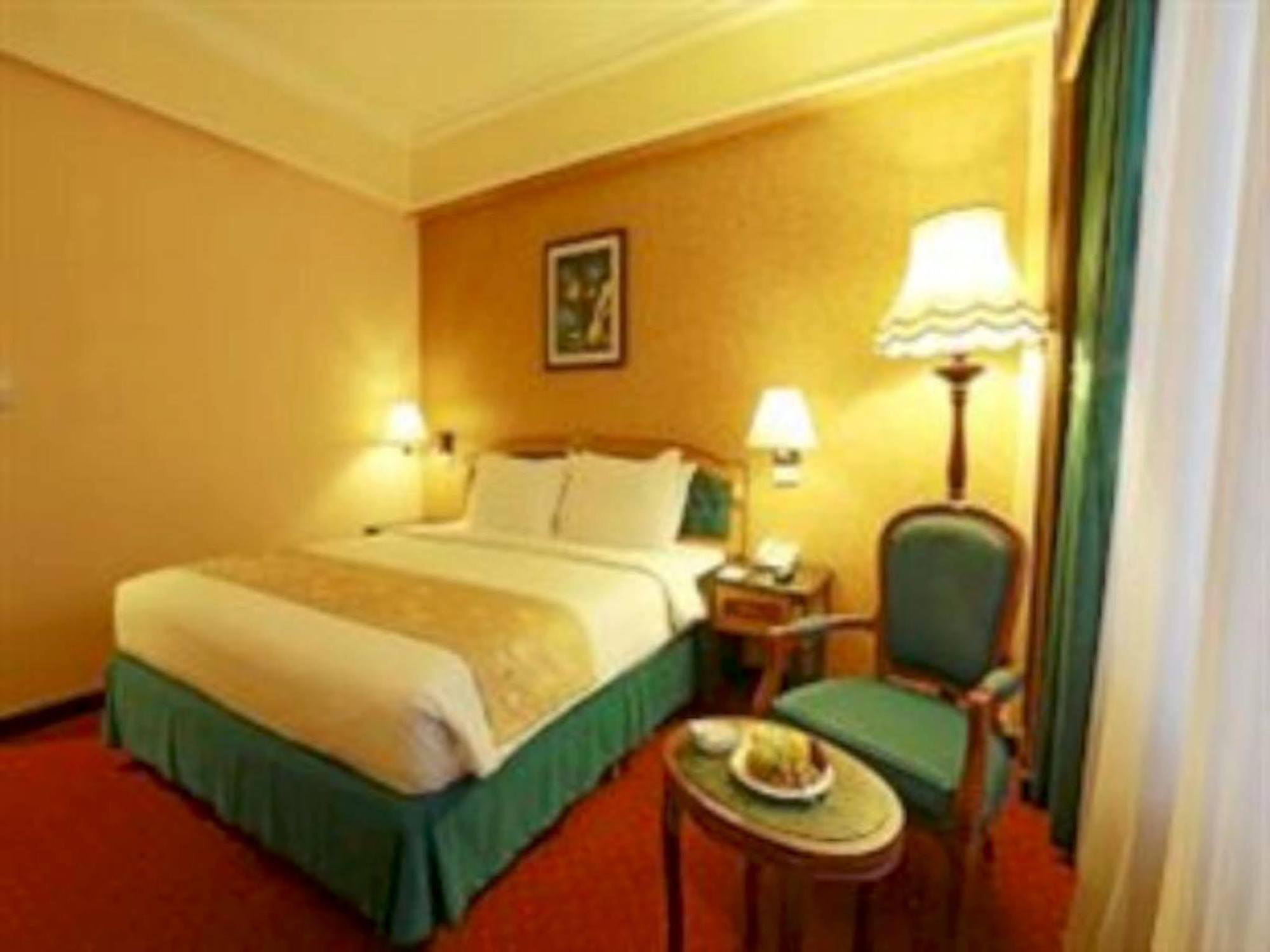 Gajahmada Graha Hotel Маланг Экстерьер фото